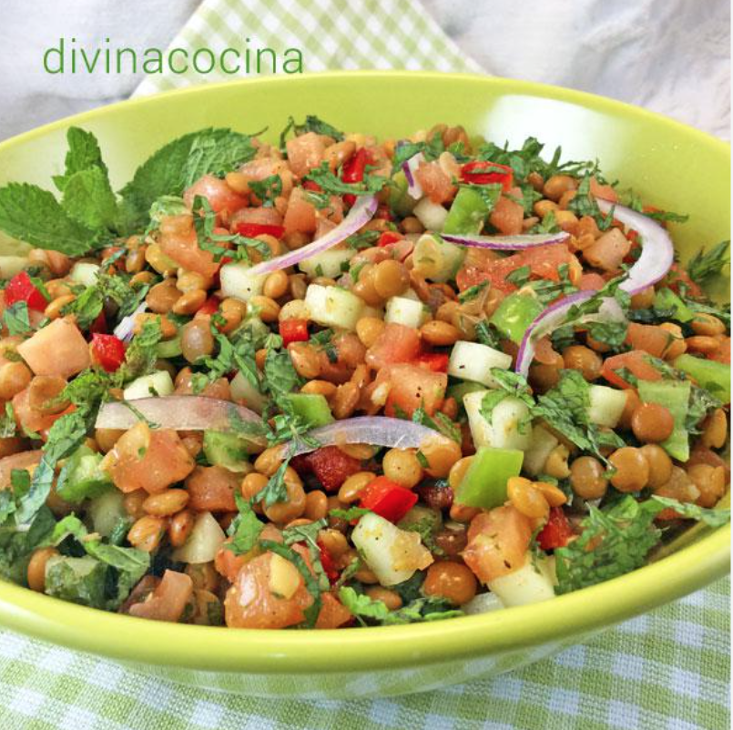 Rollo de pollo triturado con verduras y tabulé de lentejas